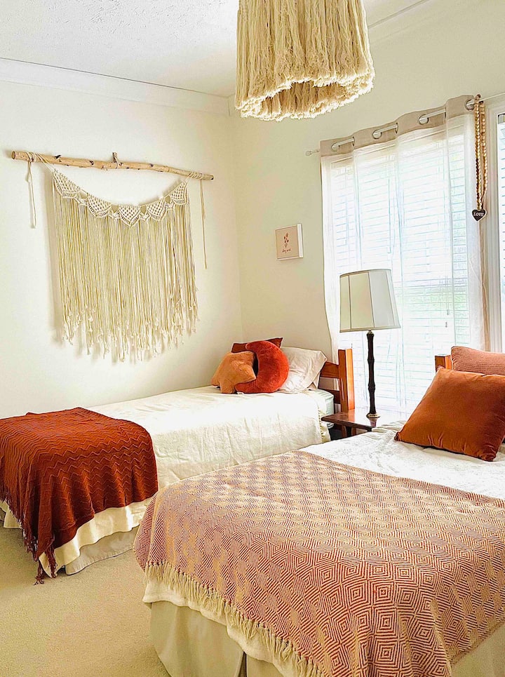 Downstairs Bedroom with 2 twin beds.