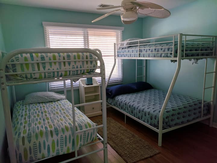 Tercer dormitorio/2 literas (3 individuales y 1 completo)