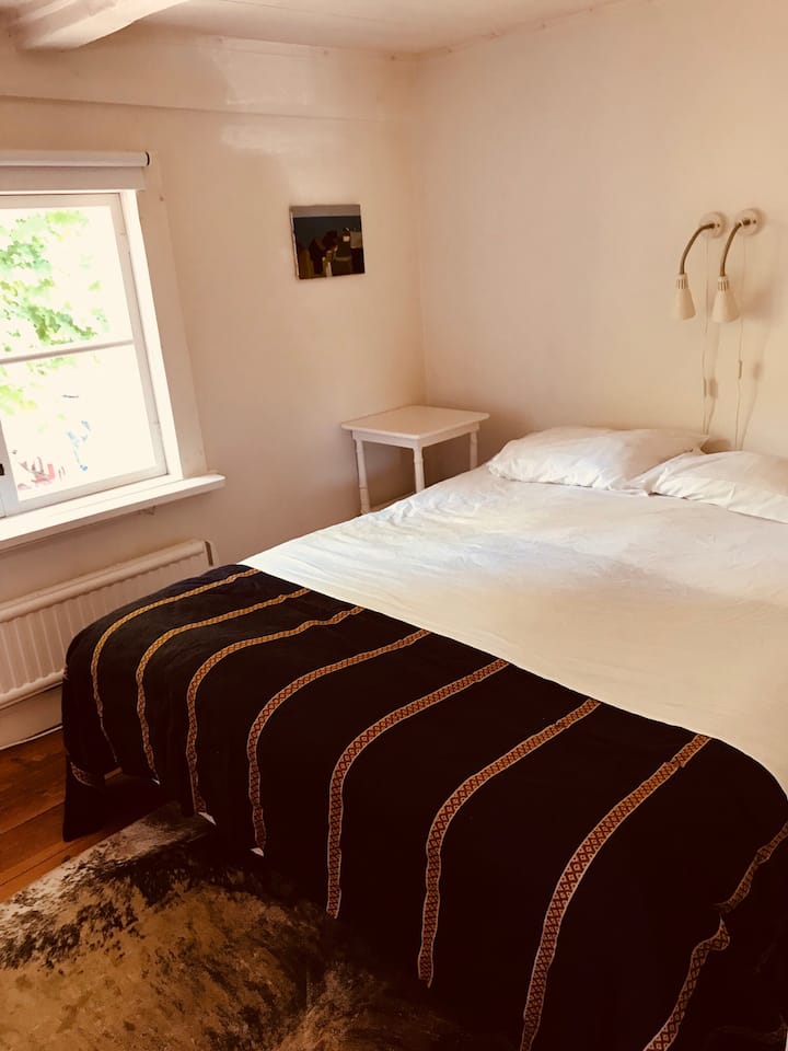 Sovrum med dubbelsäng samt vägghängd Tv.