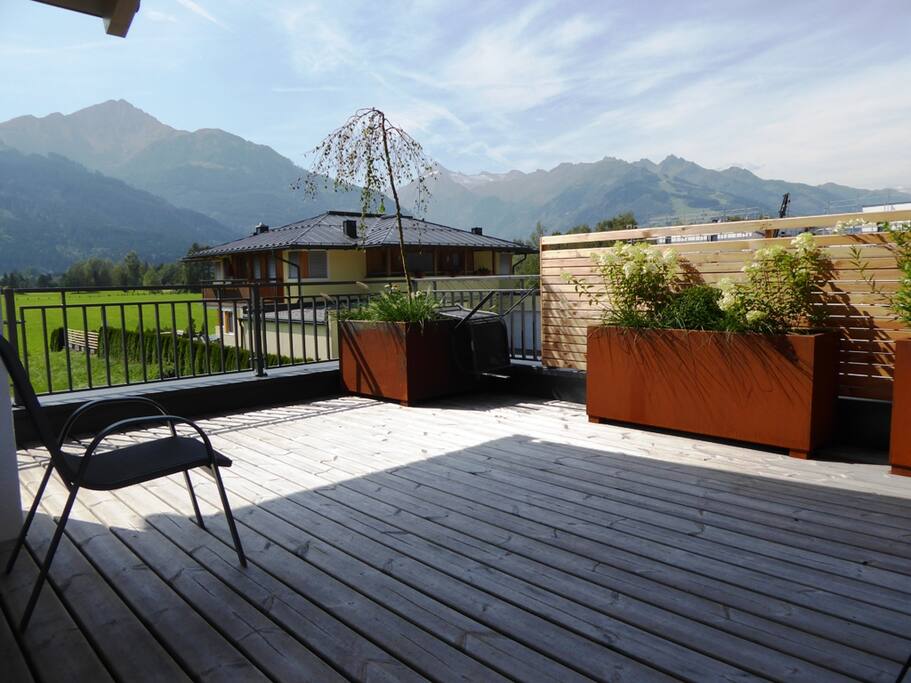 100 m² Terrasse mit Süd- und Westausrichtung.