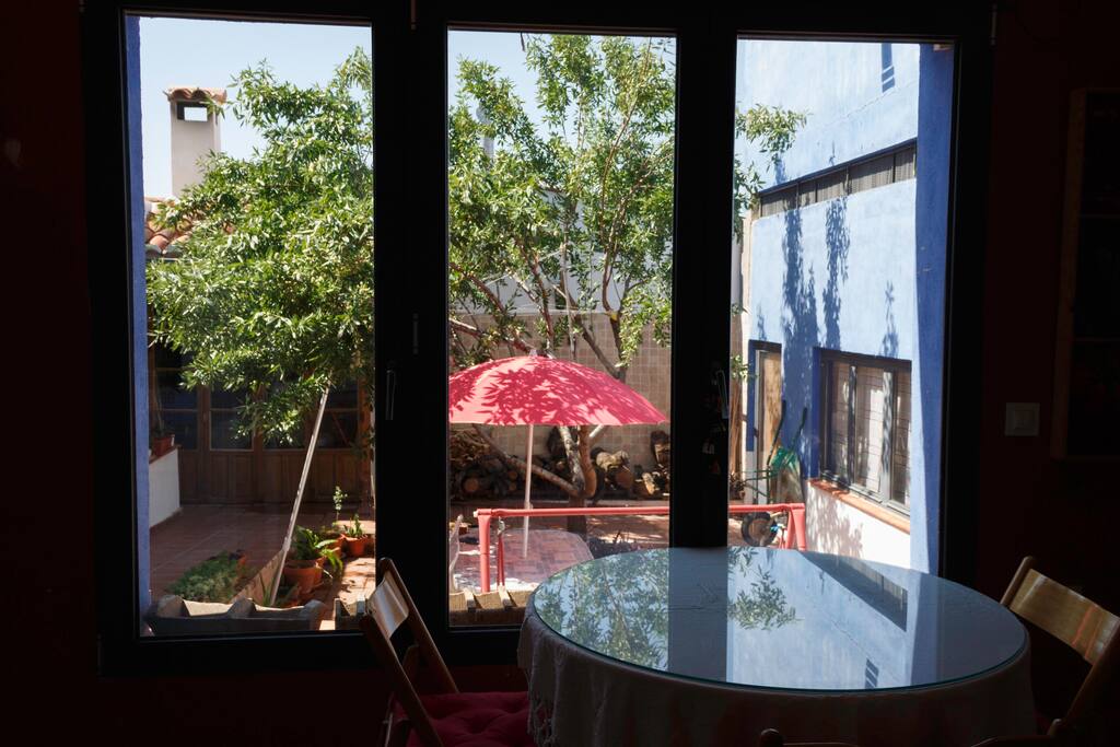 vista al patio desde la cocina.