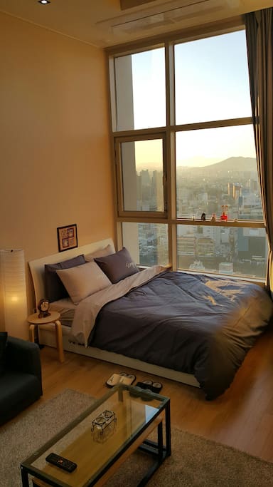 호텔리어 출신인 동생이랑 같이 호스트 하고 있어서 청결.친절.서비스.항상 유지하고 있습니다.