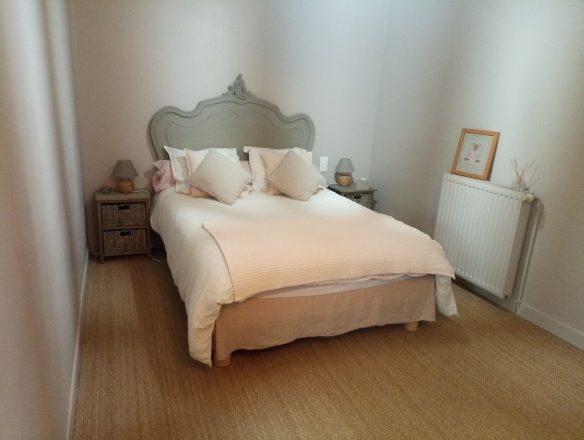 Un dormitorio con una cama matrimonial de 140