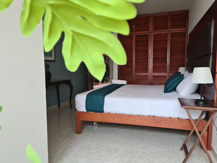 ห้อง #2
เตียงคิงไซส์พร้อมตู้เสื้อผ้ากว้างขวาง