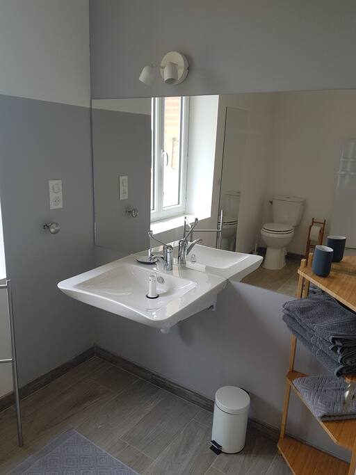 Salle de bain RdC "PMR" douche et wc