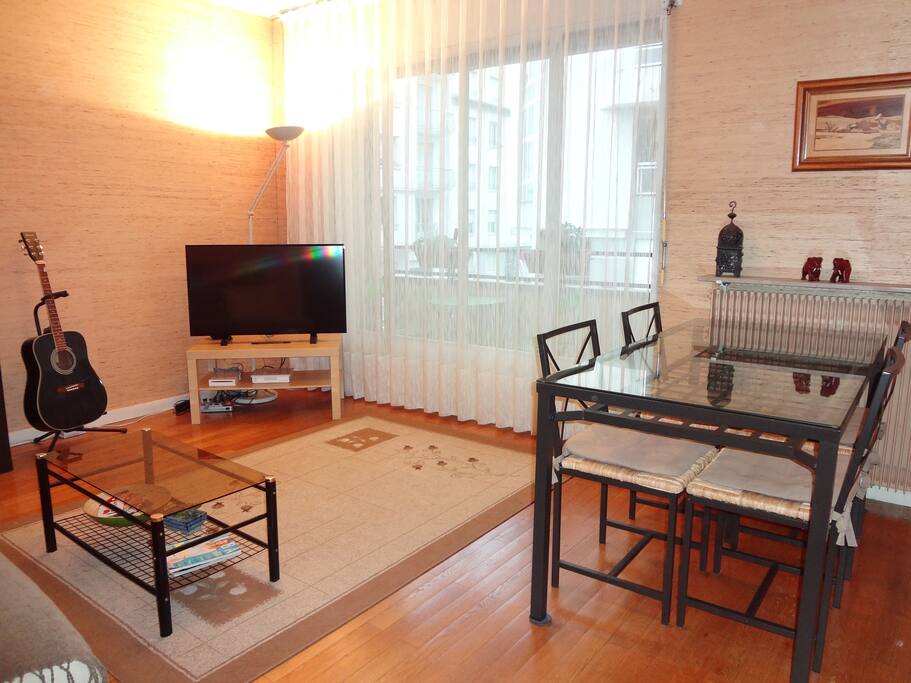 Séjour avec parquet, donnant sur un balcon