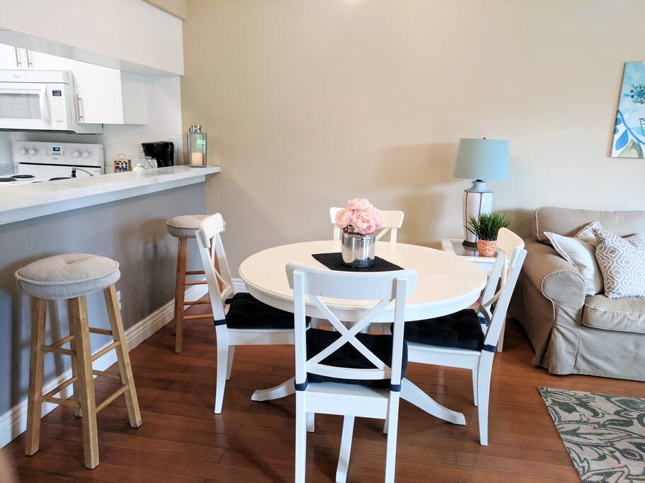 Dining for four? No problem! You can even invite a couple more!