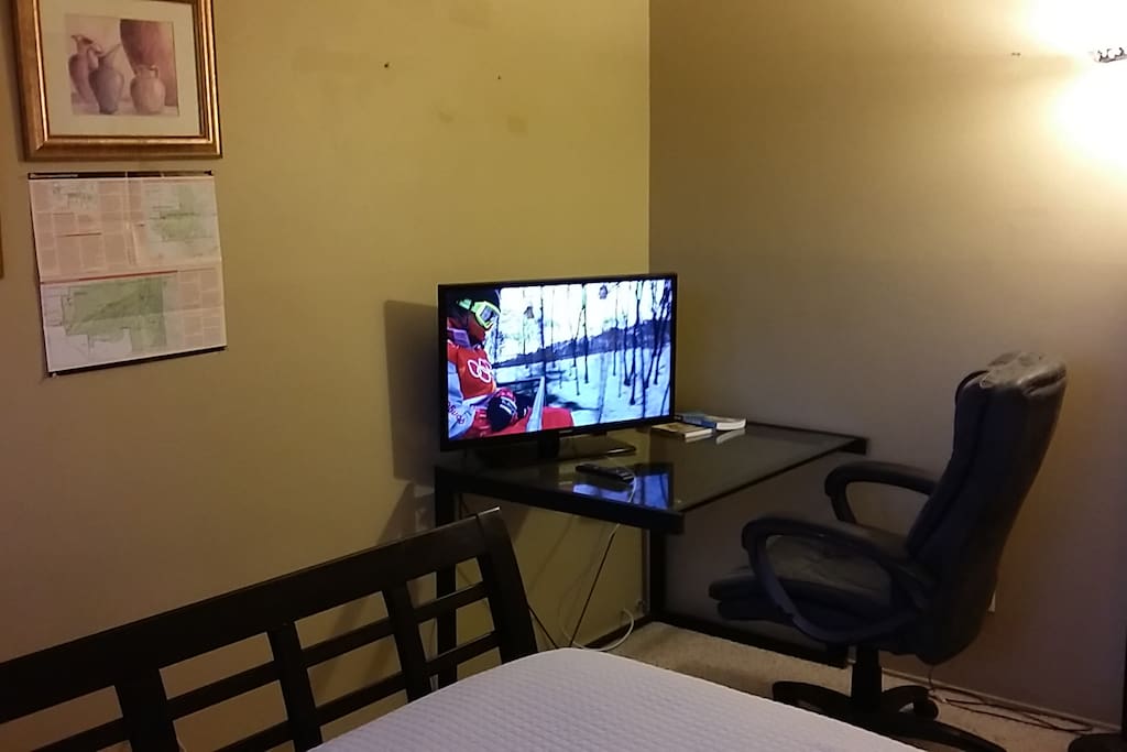 Large desk, Fast Internet