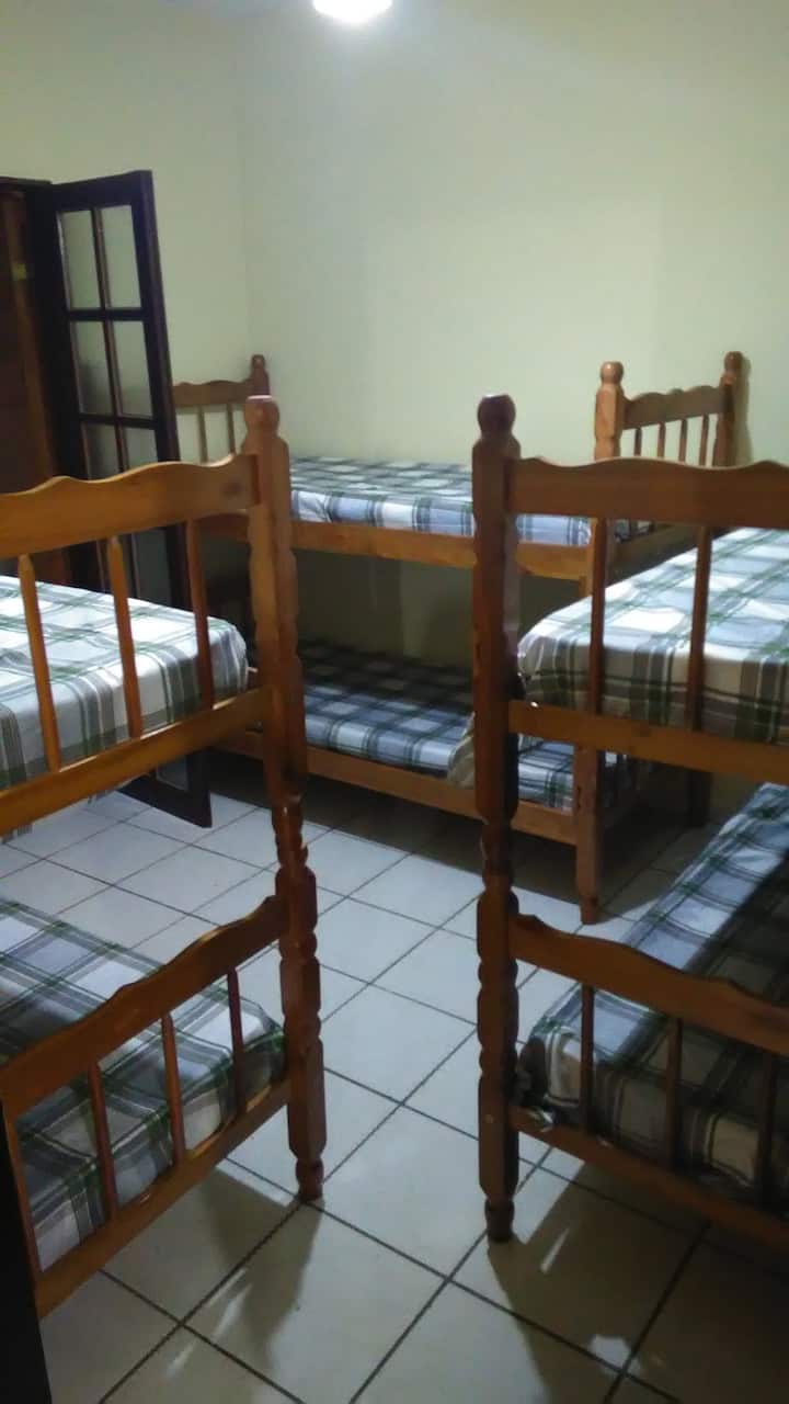 ห้องนอน 3. เตียงสองชั้นสามหลังและพัดลมเพดาน