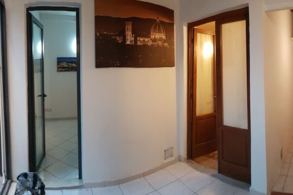 Ingresso con accesso diretto a camera/piccola zona salotto/esterno