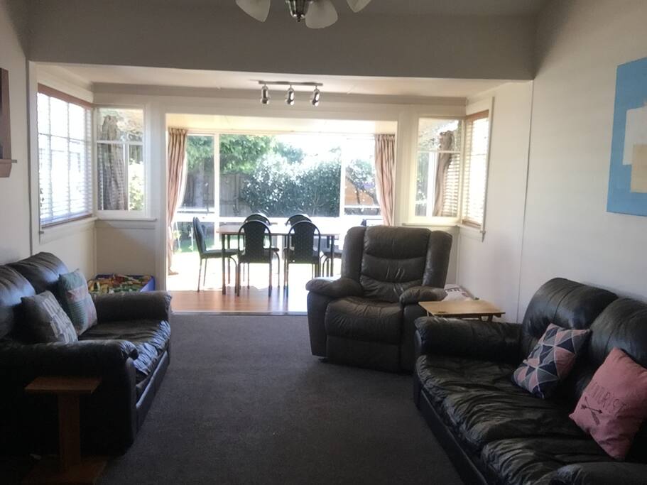 Lounge & Conservatory (Dinning)