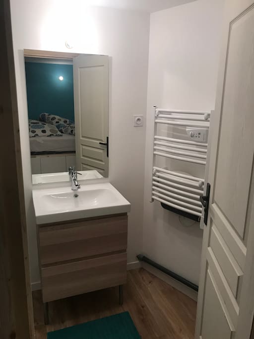 Espace salle de bains avec sèche serviette