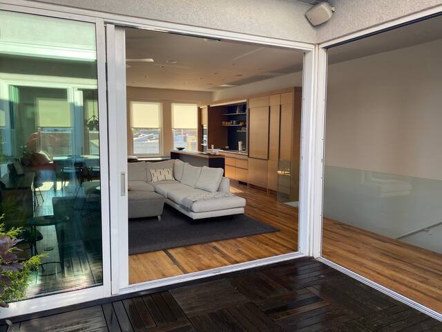 Central Downtown Luxury Contemporary Residence 301 gallery image 4