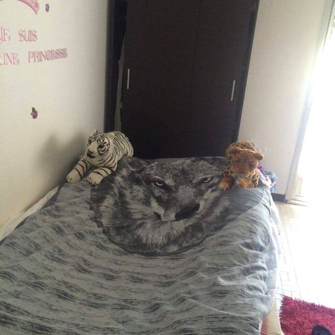 LE COIN NUIT AVEC UN LIT SIZE CONFORTABLE