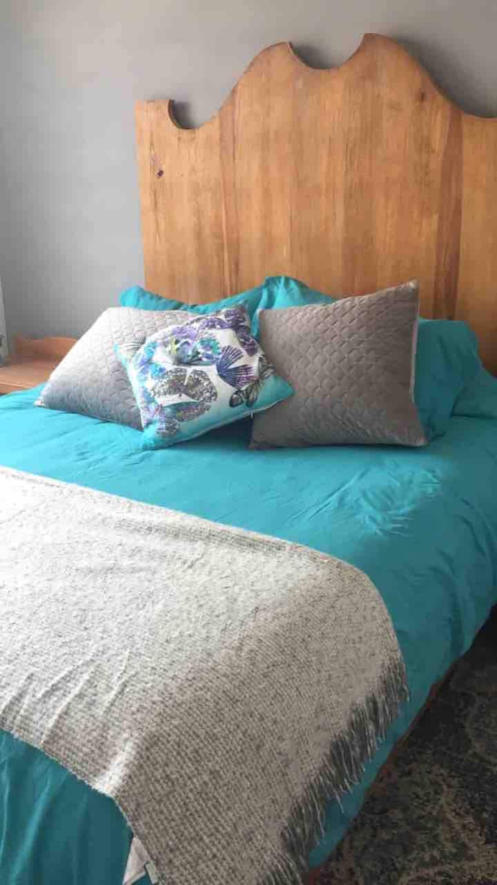 ห้องนอนพร้อมเตียงควีนไซส์