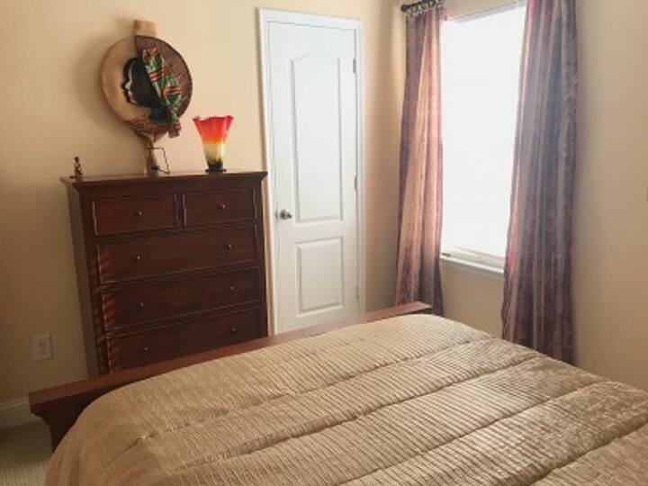 ארון וחזה מגירות בחדר השינה