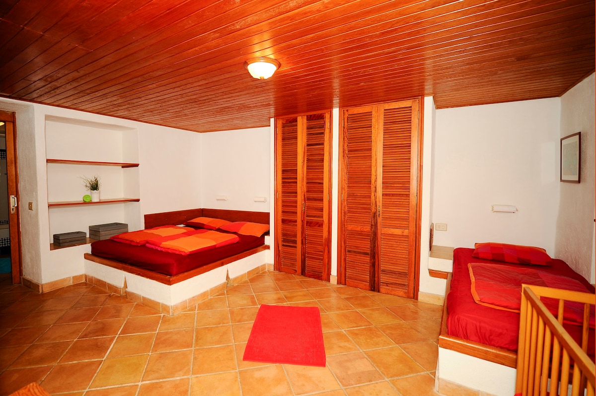 ห้องนอนขนาดใหญ่ที่ชั้นล่างของอาคารมีเตียงคู่และเตียงเดี่ยวเข้าถึงได้จากชั้นบนโดยใช้บันไดกลางแจ้งหรือจากระเบียงรูปถ่ายที่ถ่ายจากทางเข้า