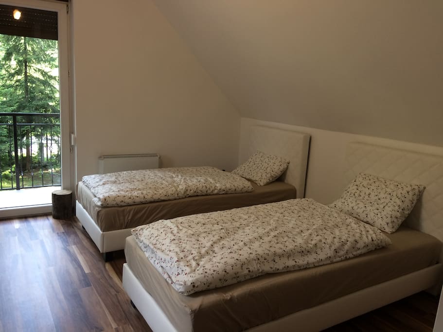 First floor Sleeping room with 2 beds/Piętro: wydzielona sypialnia z 2 łóżkami