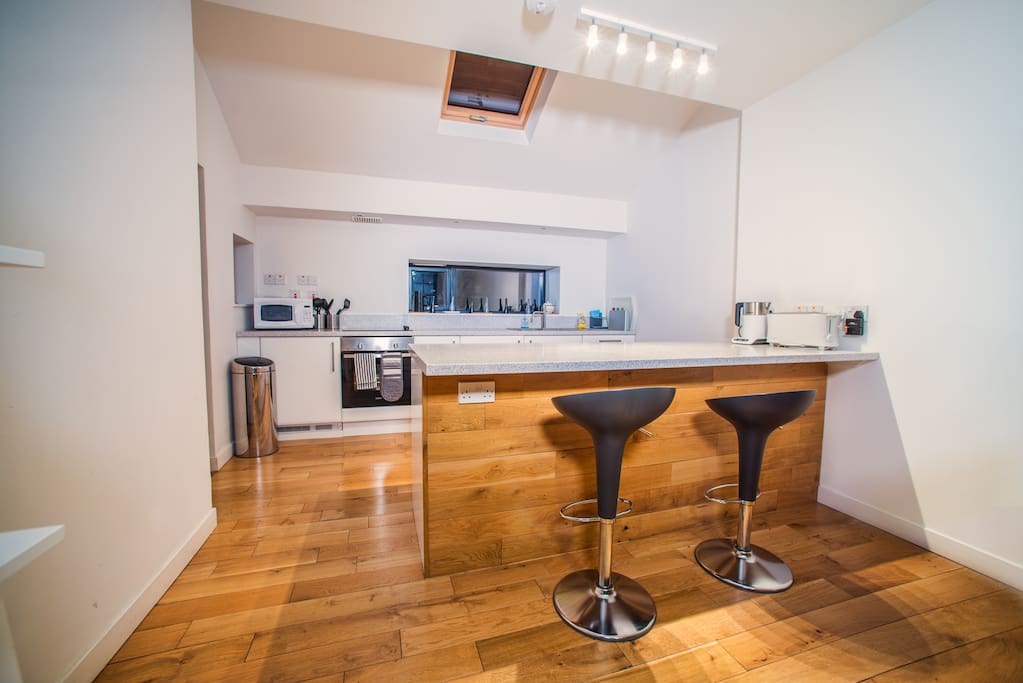 Kitchen and breakfast bar
