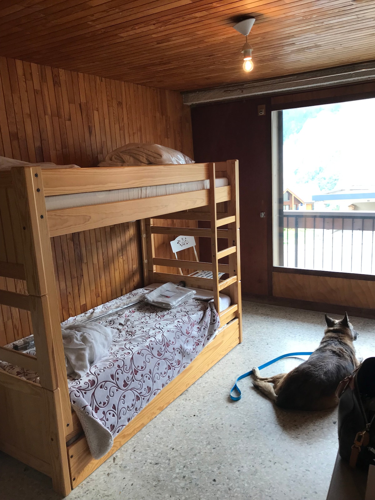 2 poschodové postele zapnuté
 ľavé
2 rozkladacie postele