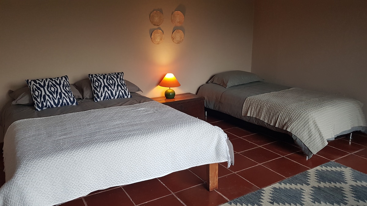 Slaapkamer 1 | Tweepersoonsbed + eenpersoonsbed