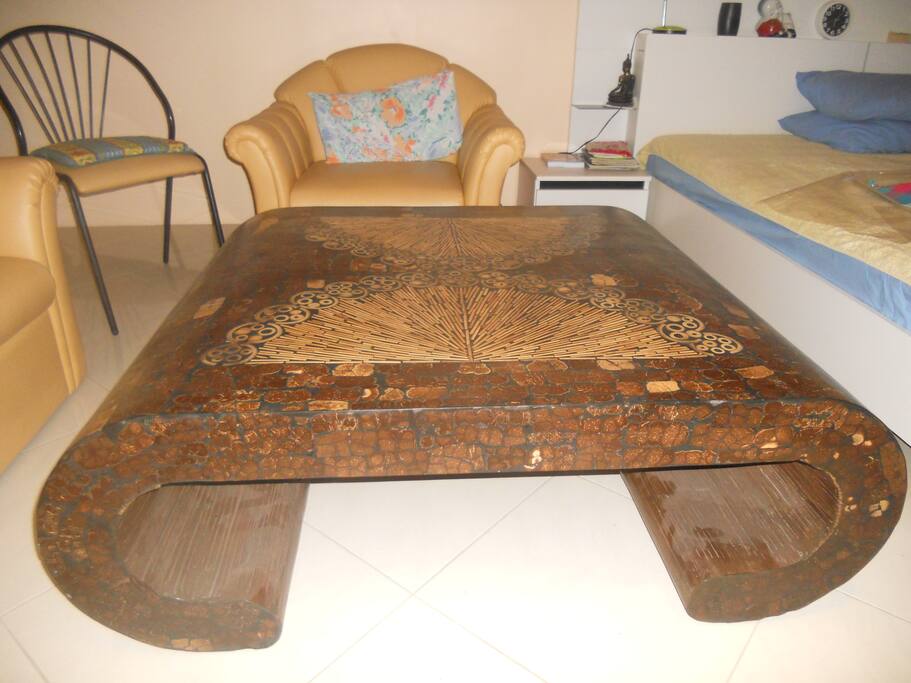 coin salon ,table basse antiquaire , fauteuils confortables