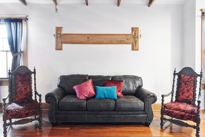 Prime Location! Entrance of Frenchmen! gallery image 4