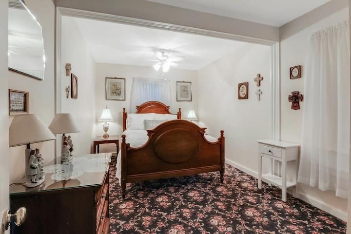 Útulná a pohodlná spálňa vybavená nadčasovou a tradičnou výzdobou.