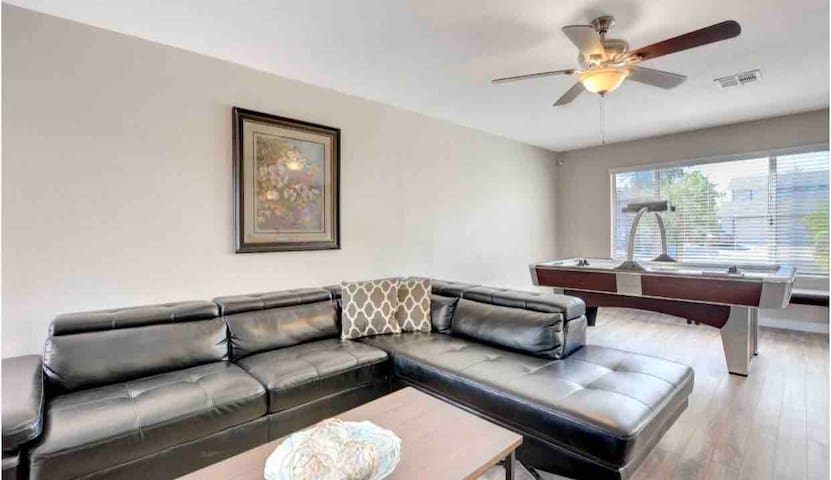 Vegas Ohana Retreat Near Airport & Las Vegas Strip gallery image 4