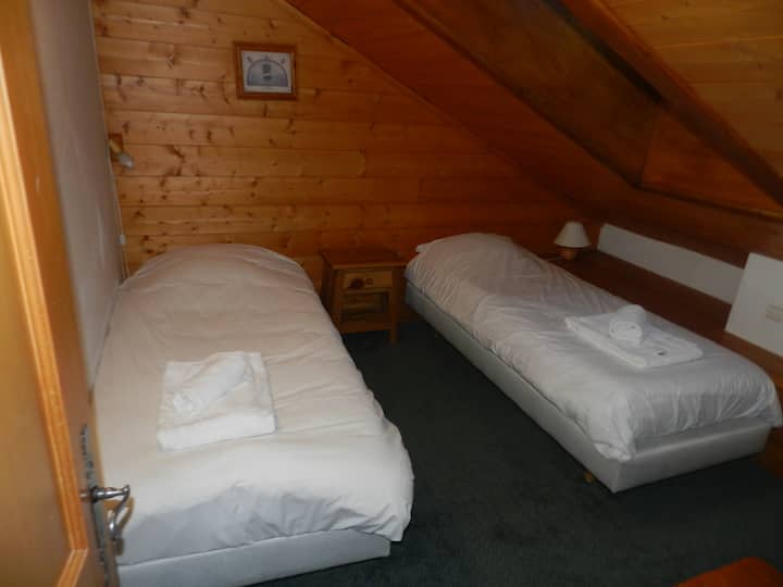 Საძინებელი 3 1 სახურავის ფანჯრით, 2 ერთადგილიანი საწოლით.