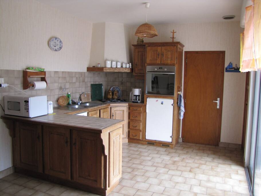 cuisine lumineuse et ouverte sur le reste de la maison