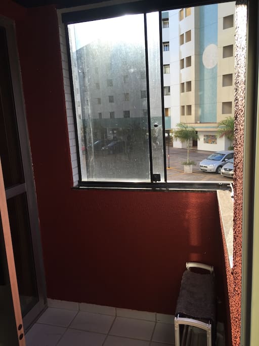 Sacada com vista para entrada lateral e estacionamento.