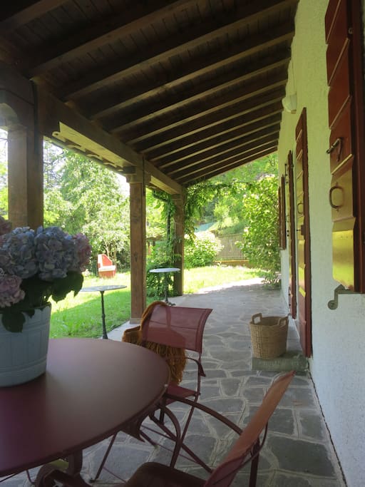 portico e giardino con tavola esterna per il pranzo