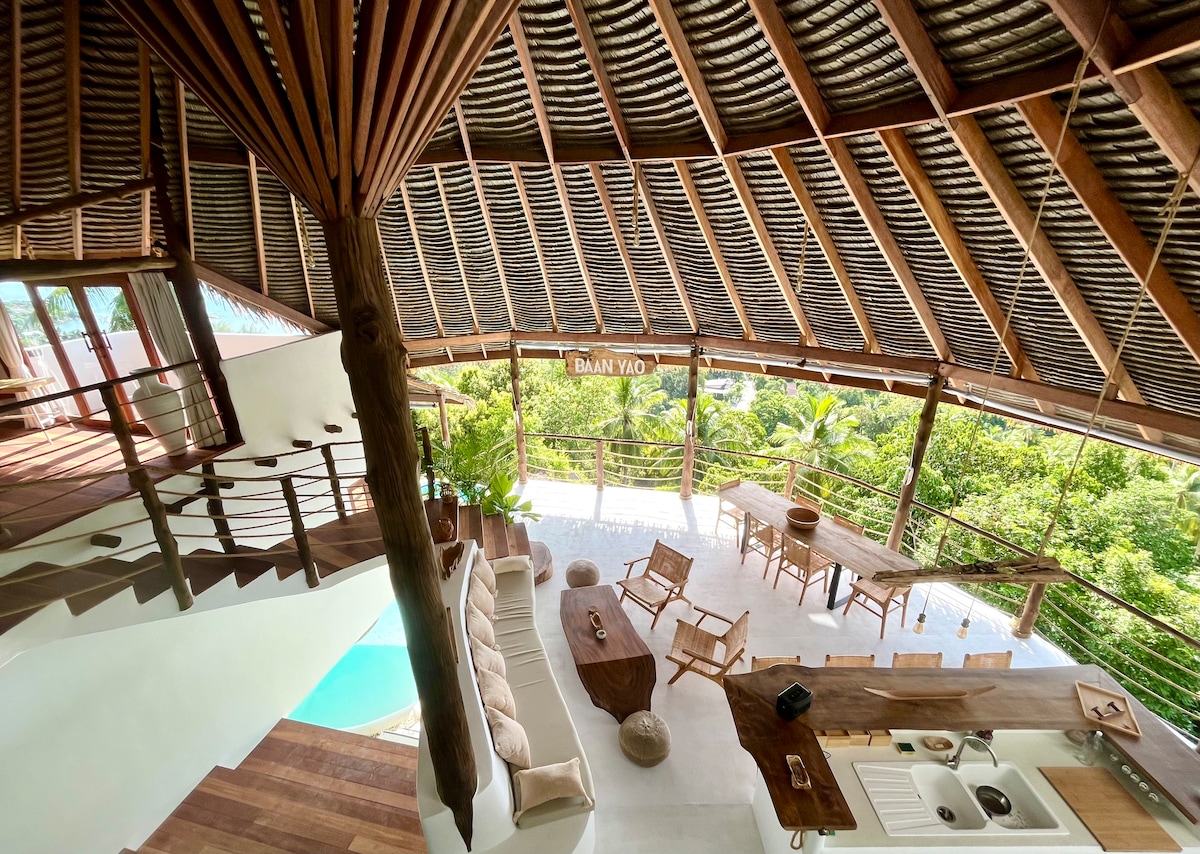 客厅位于虫子遮阳伞屋顶下。 
楼下有游泳池。
左侧是「夹层」，即办公区或第三间卧室（ 2张小床）