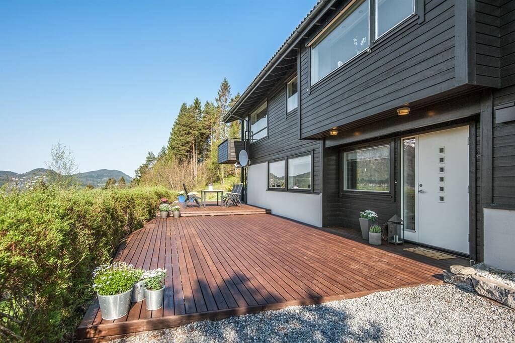 Nice and good deck for BBQ and sunbathing