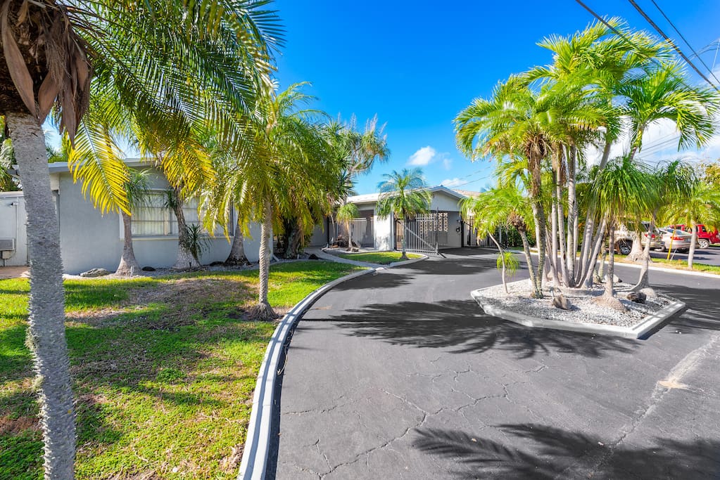 The circular driveway has plenty of parking