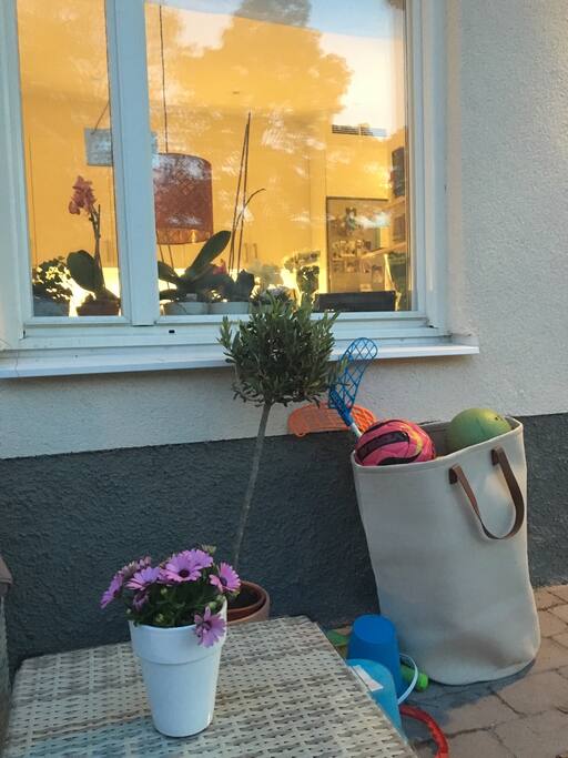 Det finns leksaker att låna till barnen.