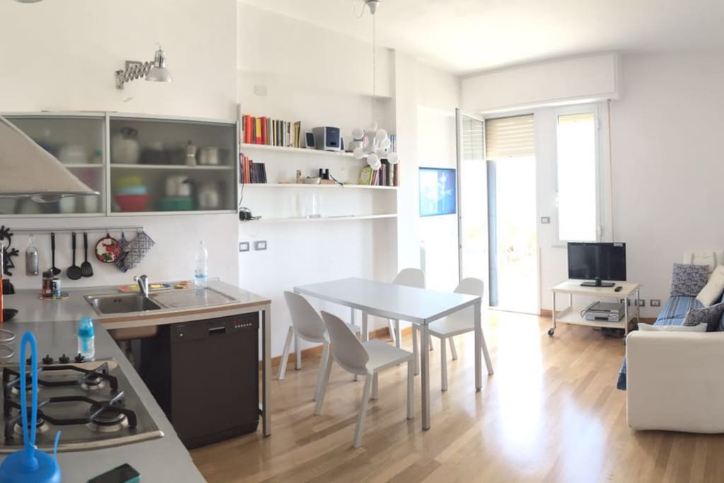 La cucina con accesso al terrazzo