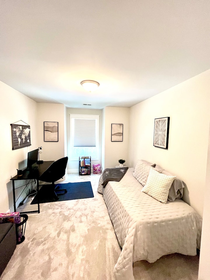 Office/4th bedroom with trundle bed