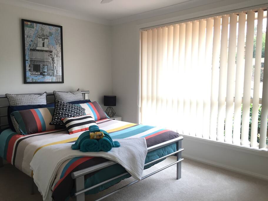 Spacious bedroom with Queen bed. All linen and towels provided.