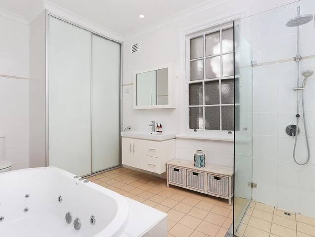 In the heart of Coogee – minutes from sand & cafes gallery image 2