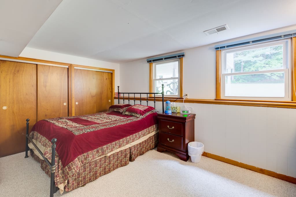 Queen size bed plus a Queen size air mattress available for parties of more than two