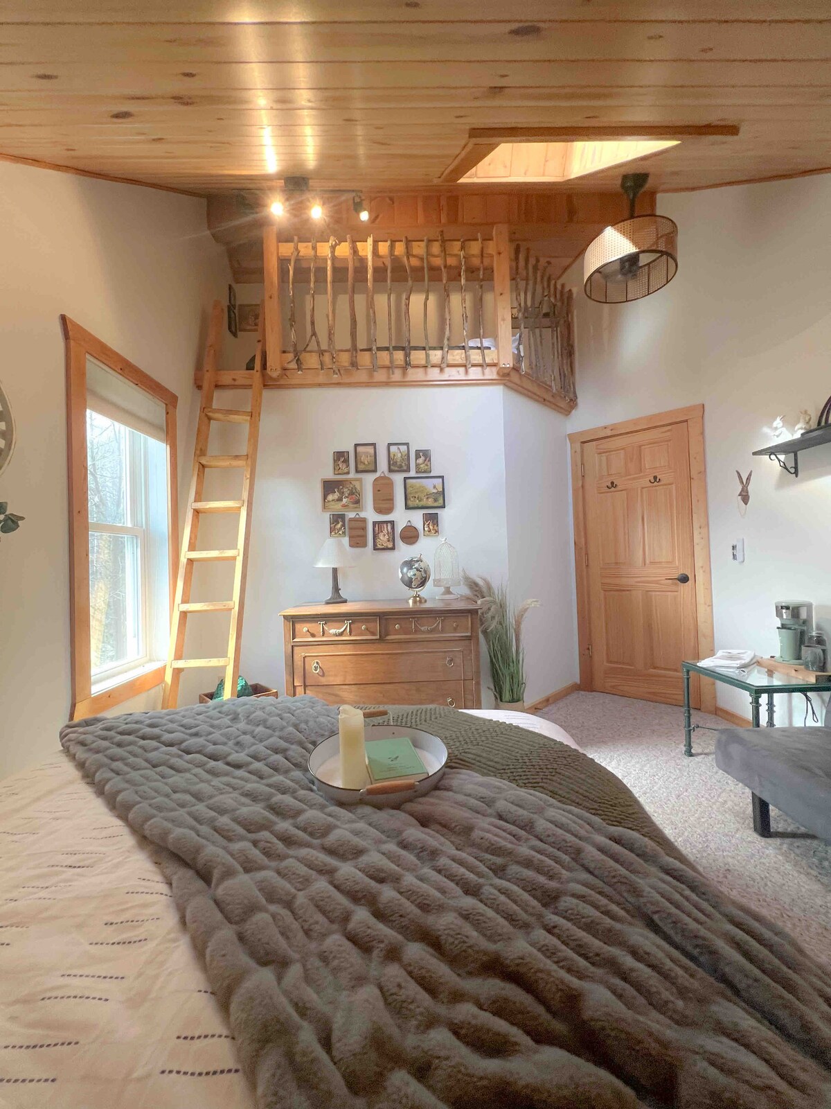 Hare 's Hollow има брачен кревет (широк 150-179 см), футон и поткровје на спрат (посебен простор за авантуристичките деца!) И уживајте во сопствената станица за кафе/чај.