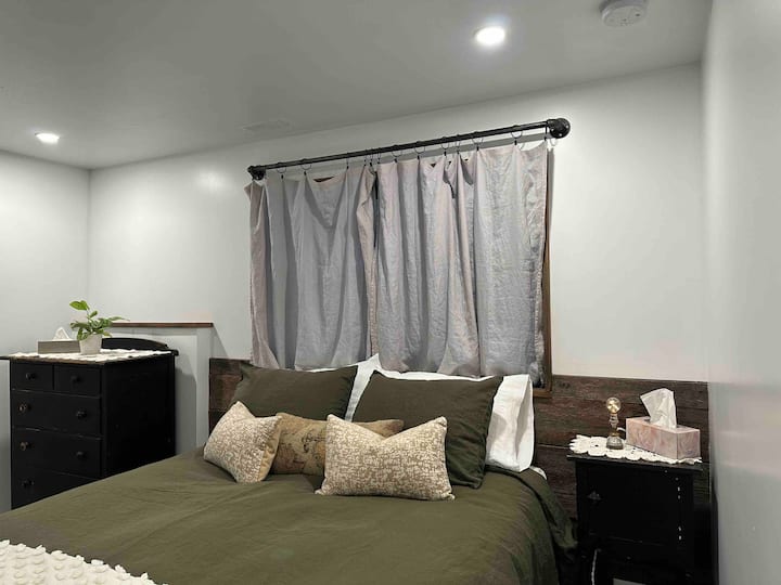 ¡No hay nada como una buena noche de sueño!  ¡Estar enclavado en ropa de cama pura, sábanas y una funda de edredón! Solo lo mejor es suficiente para la cama tamaño queen West Elm.