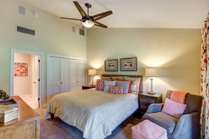 Kviečiame erdvų ir apšviestą pagrindinį miegamąjį su Calif King lova, sėdimomis vietomis, kylančiomis lubomis su automatiniu lubiniu ventiliatoriumi, didele spinta ir gretimu pagrindiniu vonios kambariu