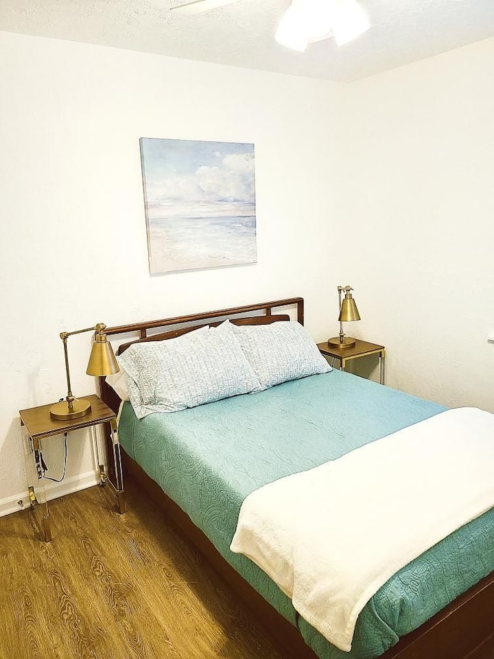 楼上卧室配备双人床和衣柜