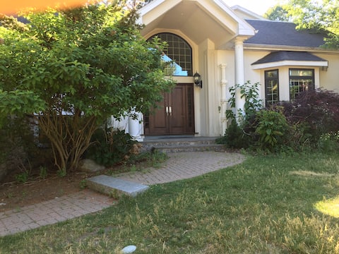 Beautiful 6000 sq ft home 7 miles to Copley Sq.