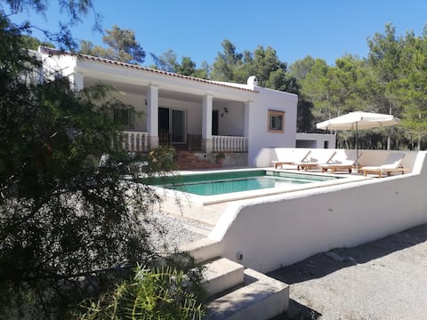 Propiedad de Airbnb exitosa: Sa Guardiola - a nice villa with a pool. en Sant Josep De Sa Talaia