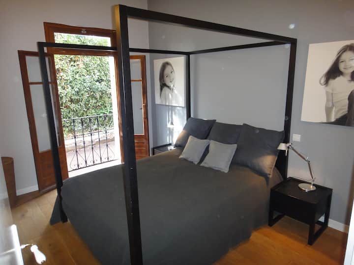 Dormitorio principal con balcón francés