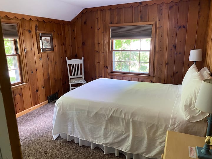 BR#5 Upstairs NW Queen Bedroom
